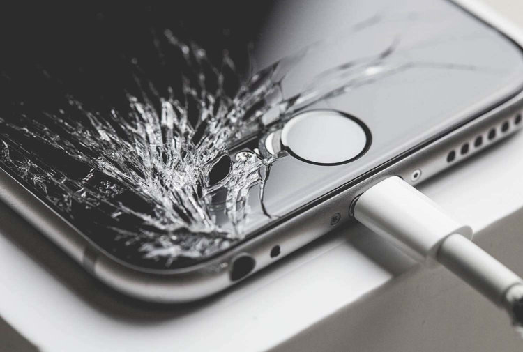 Китайцы разбивают свои iPhone в знак протеста. Фото.