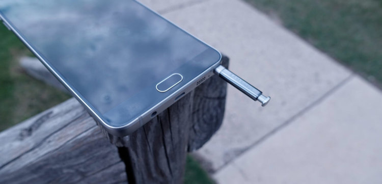Samsung высмеяла Apple на презентации Galaxy Note 7. Фото.