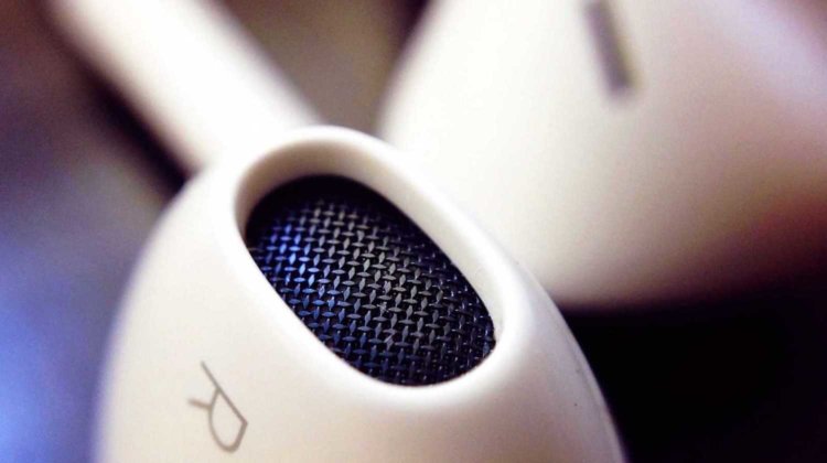 EarPods с Lightning впервые появились на видео. EarPods с Lightning впервые появились на видео. Фото.