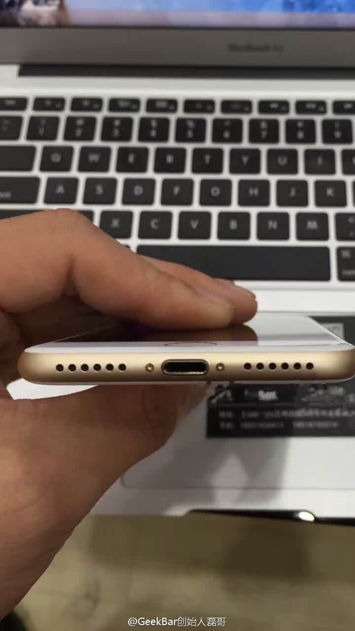 Утечка года: включенный iPhone 7 появился на фотографиях. Утечка года: включенный iPhone 7 появился на фотографиях. Фото.