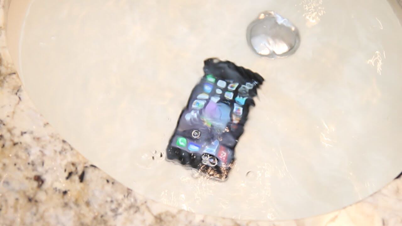 iPhone в воде