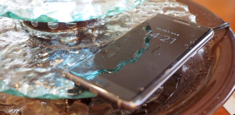Новые смартфоны от Samsung «взрываются» на зарядке. Фото.