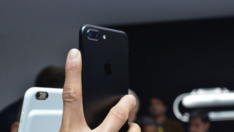 Почему Apple рекомендует носить iPhone 7 в чехле? Почему Apple рекомендует носить iPhone 7 в чехле? Фото.