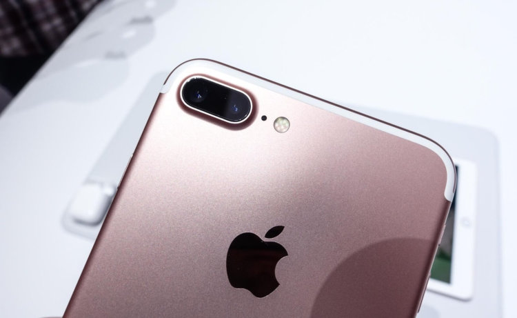 В России начались продажи iPhone 7 и iPhone 7 Plus. Фото.