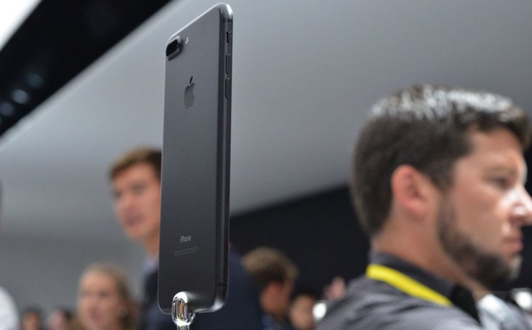 Почему Apple не будет отчитываться о предзаказах на iPhone 7