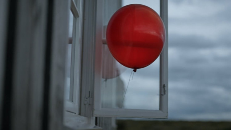 Новая реклама iPhone 7 с воздушными шарами. Фото.