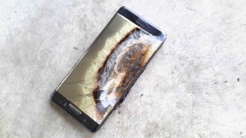 Провал Samsung оказался настоящим подарком для Apple. Провал Samsung оказался настоящим подарком для Apple. Фото.