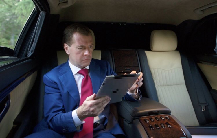 Медведев не хочет видеть гаджеты Apple в правительстве. Фото.