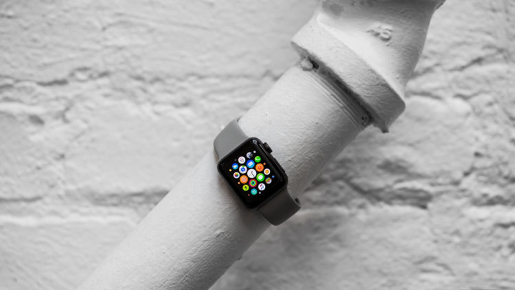 Чем Apple Watch Series 2 отличаются от модели первого поколения. Фото.