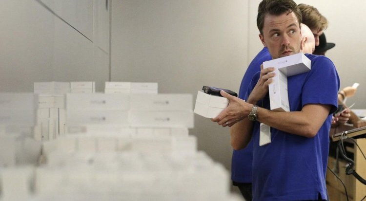 Сотрудники Apple Store занимались кражей личных фотографий клиентов. Фото.