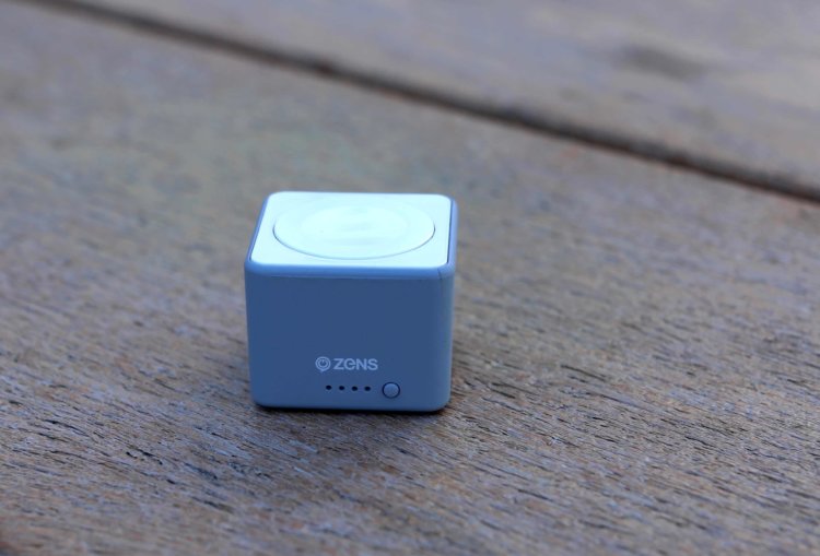 Несколько вариантов внешних аккумуляторов для Apple Watch. Фото.