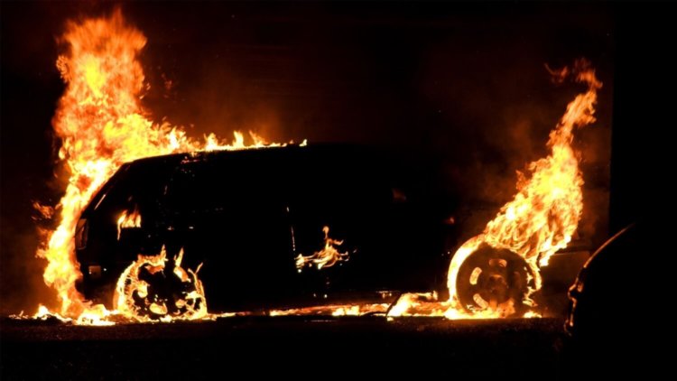 Apple изучает случай возгорания iPhone 7 в автомобиле. Фото.
