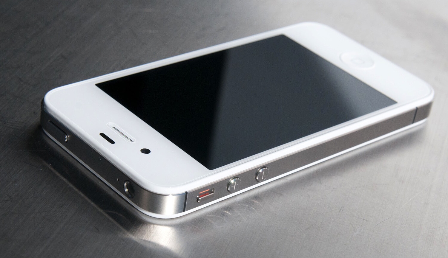 iPhone 4 официально устареет 31 октября. iPhone 4 официально устареет 31 октября. Фото.