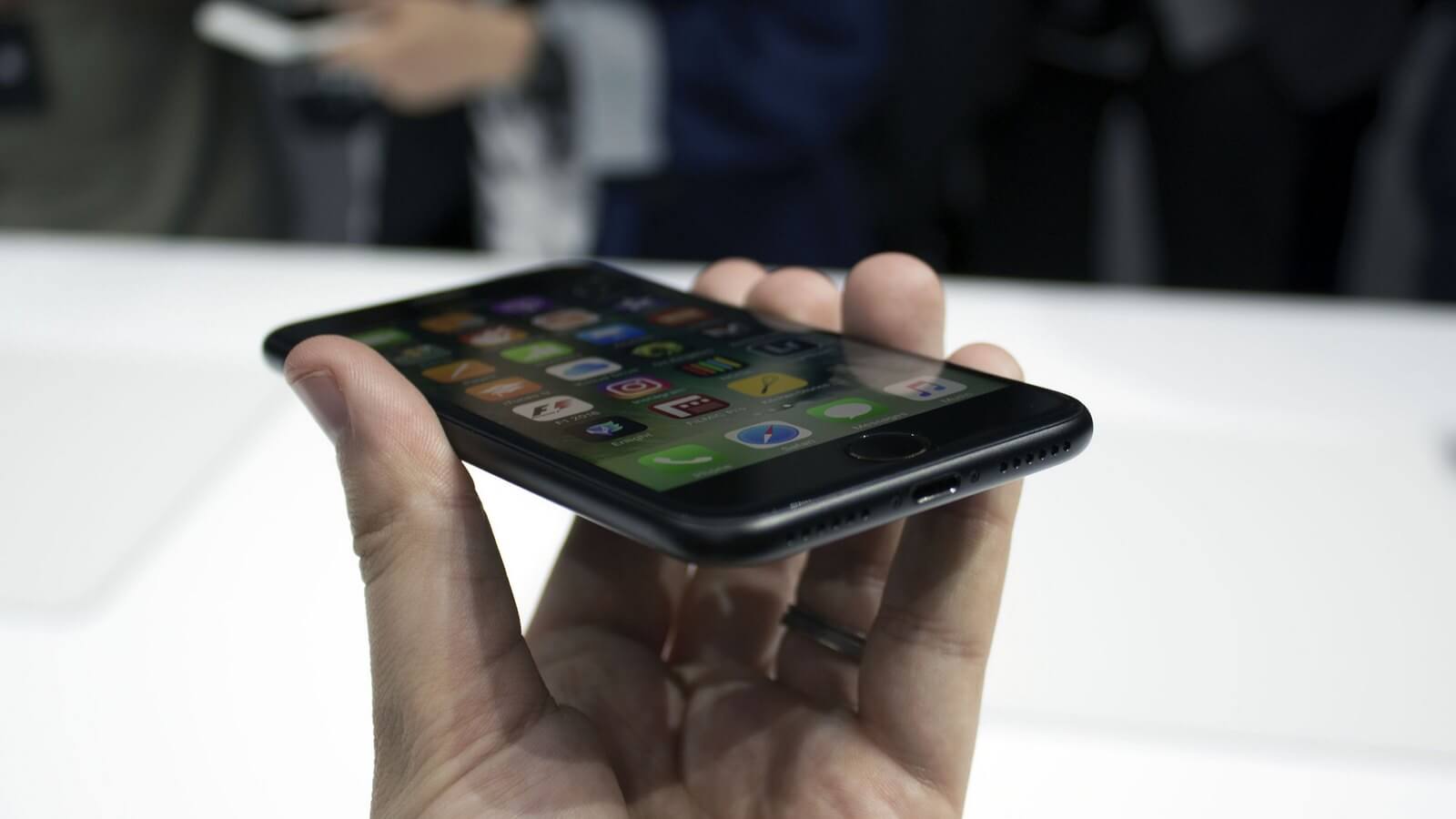 Почему сапфир в iPhone 7 так легко поцарапать? Почему сапфир в iPhone 7 так легко поцарапать? Фото.