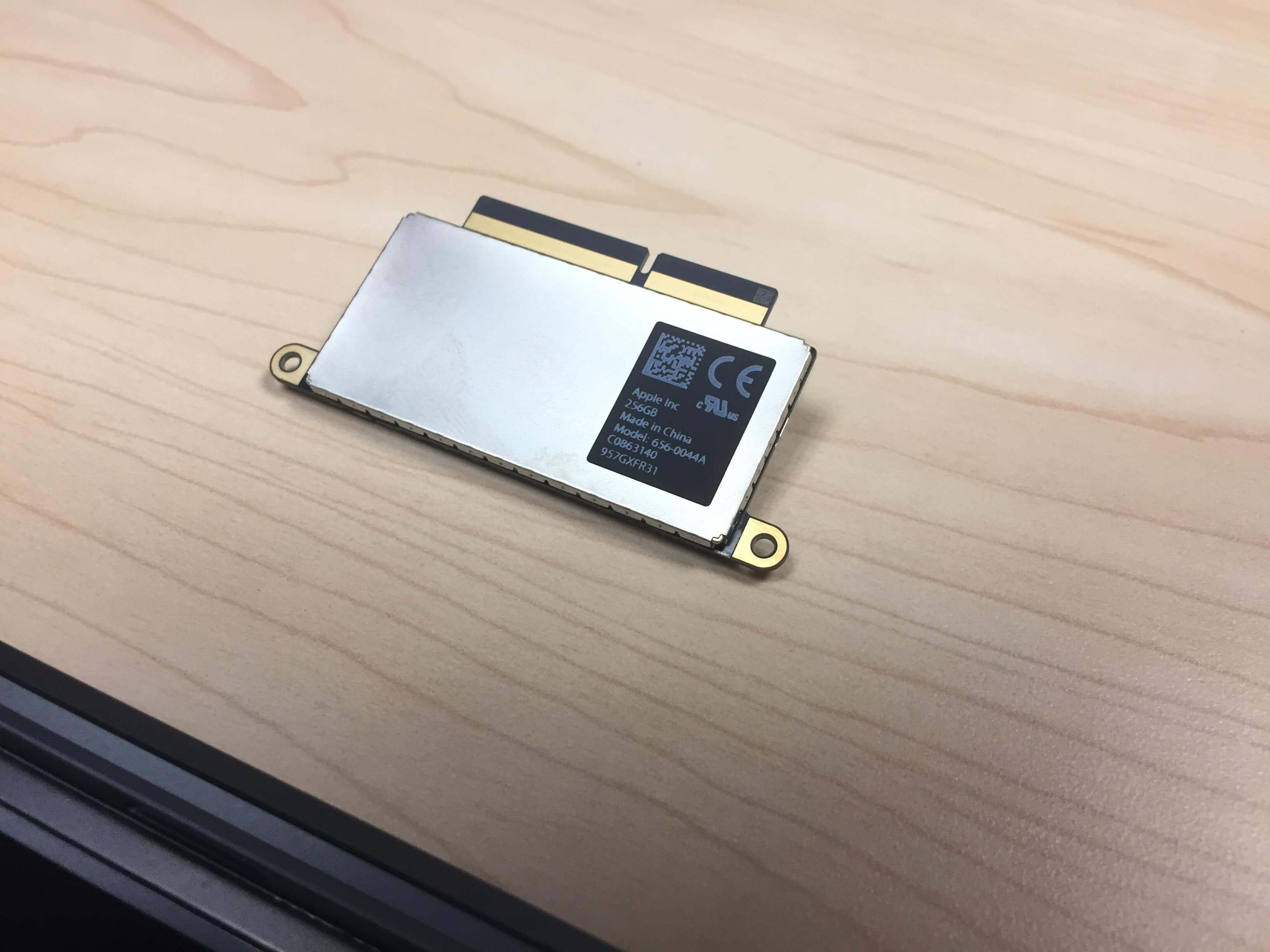 Энтузиасты удивились при разборке нового MacBook Pro. Энтузиасты удивились при разборке нового MacBook Pro. Фото.