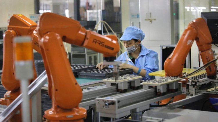 Foxconn снова хочет заменить живых сборщиков роботами. Фото.