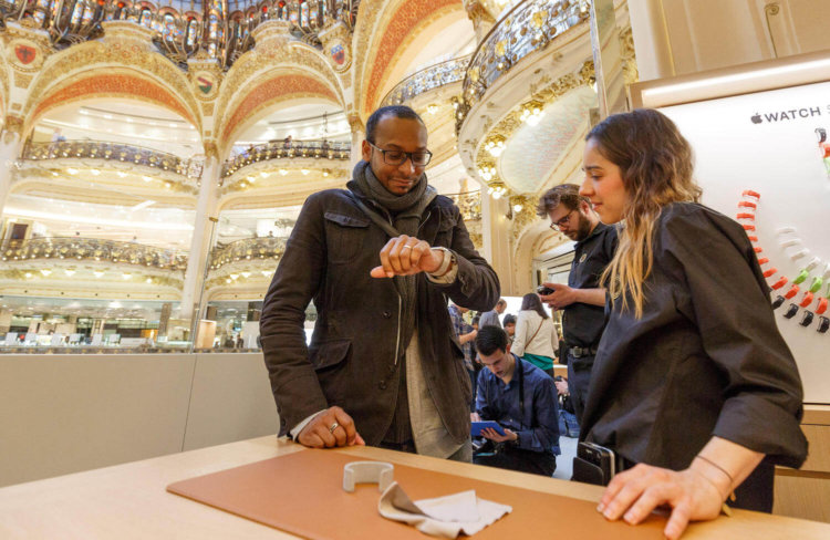 «По-богатому» не получилось: Париж разочаровал Apple. Фото.