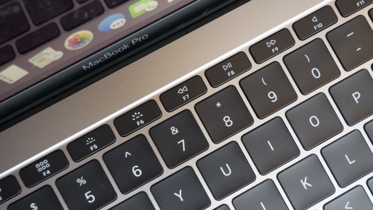Touch Bar делает управление MacBook Pro менее удобным. Touch Bar делает управление MacBook Pro менее удобным. Фото.