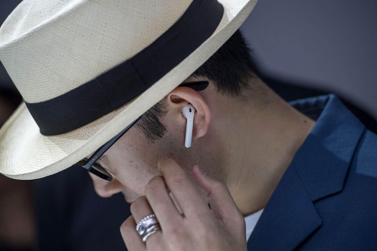 AirPods смогут получить не все. AirPods смогут получить не все. Фото.