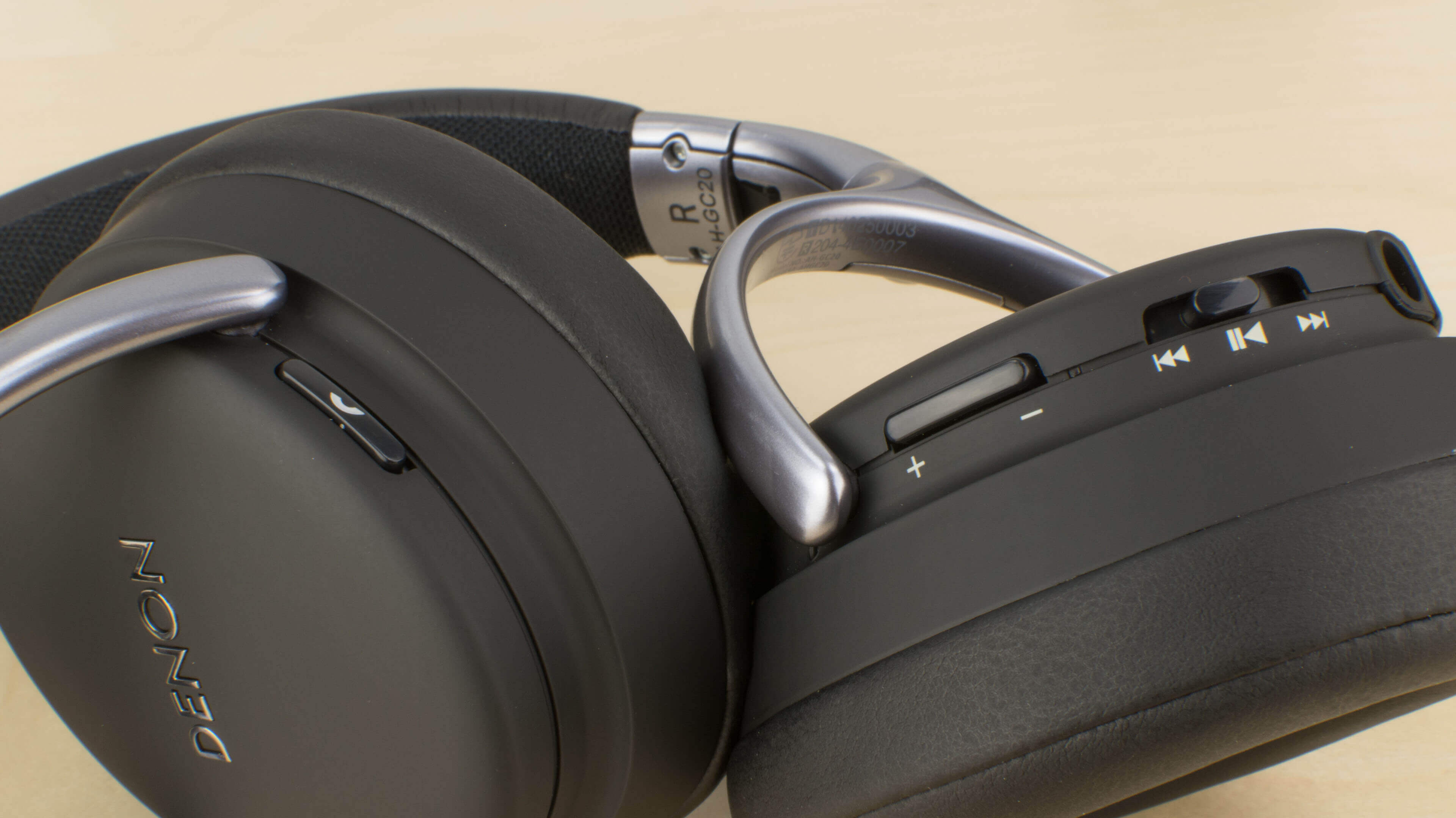 Denon AH-GC20 — меньше проводов, больше звука. Denon AH-GC20 — меньше проводов, больше звука. Фото.