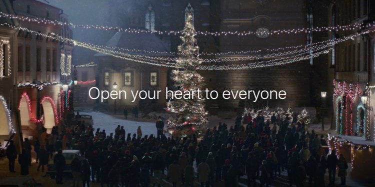 Apple выпустила праздничную рекламу с Франкенштейном. Apple выпустила праздничную рекламу с Франкенштейном. Фото.