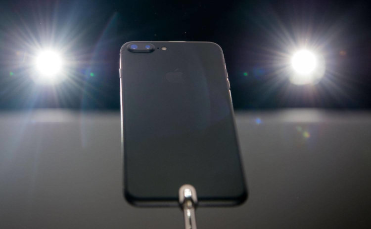 Российские покупатели предпочли iPhone 7 вместо iPhone 7 Plus. Российские покупатели предпочли iPhone 7 вместо iPhone 7 Plus. Фото.