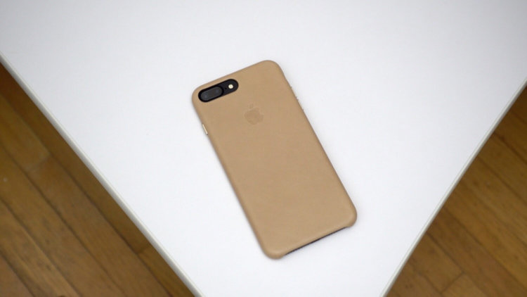 Каждый проданный iPhone приносит Apple все меньше денег. Фото.