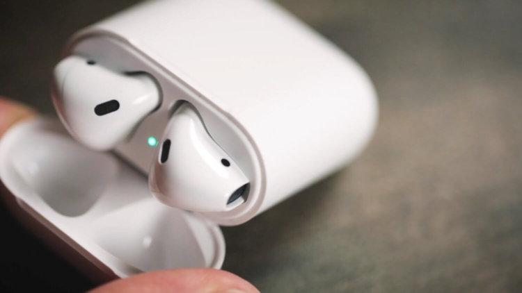 Так когда же AirPods появятся в продаже? Фото.