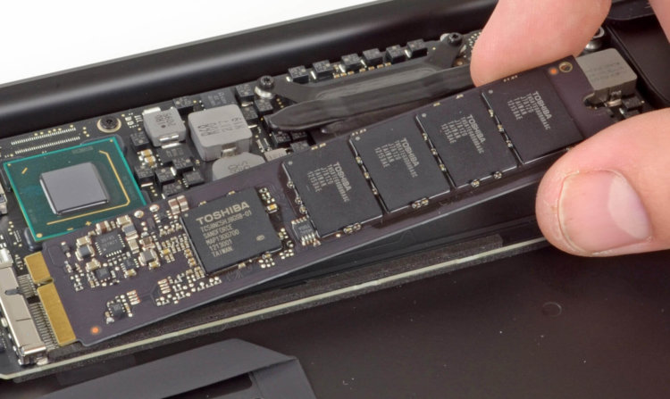 Как Apple извлекает данные сломанных MacBook Pro. Фото.