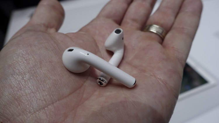 Apple заменит потерянные наушники AirPods поштучно. Фото.