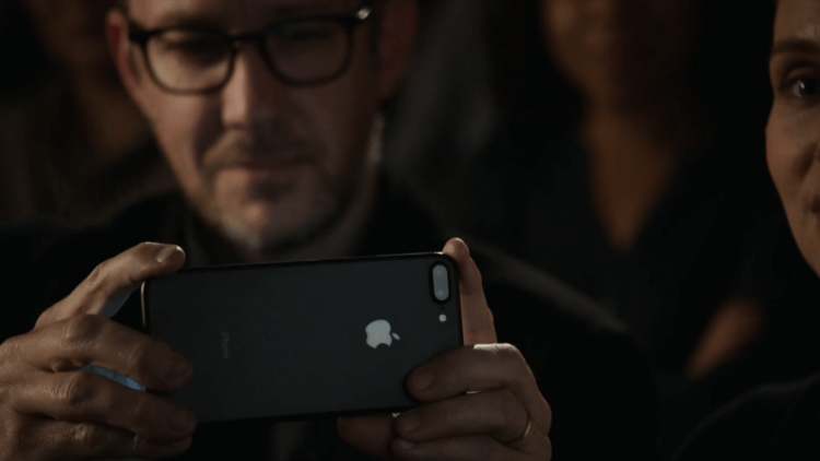 Apple сравнила iPhone 7 с профессиональной камерой. Фото.