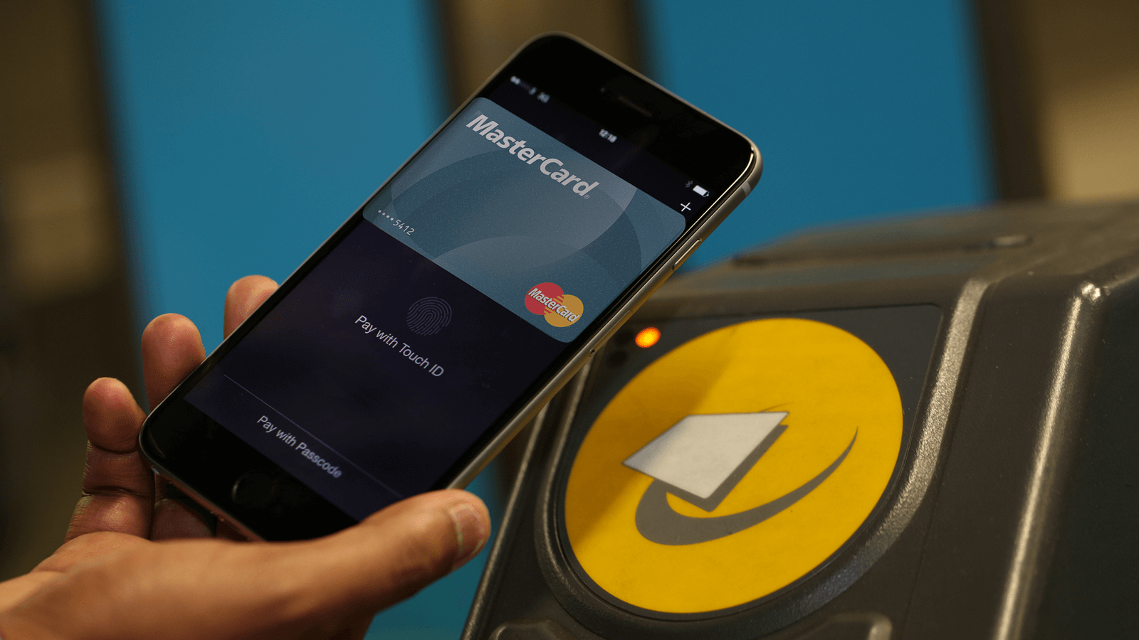 Пользователи Apple Pay получили право бесплатного проезда на МЦК. Пользователи Apple Pay получили право бесплатного проезда на МЦК. Фото.