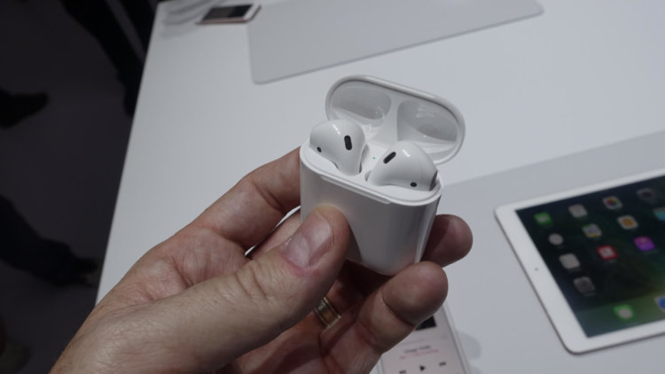 Как решить проблему саморазряжающегося кейса AirPods. Фото.