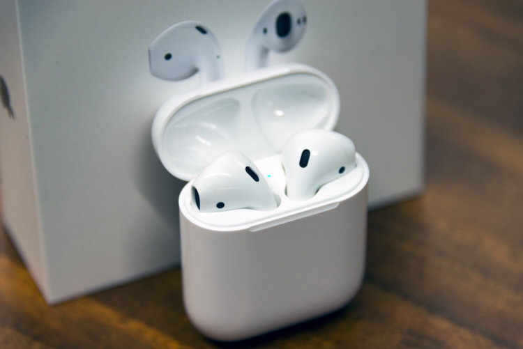 Как правильно доставать AirPods из зарядного чехла. Фото.