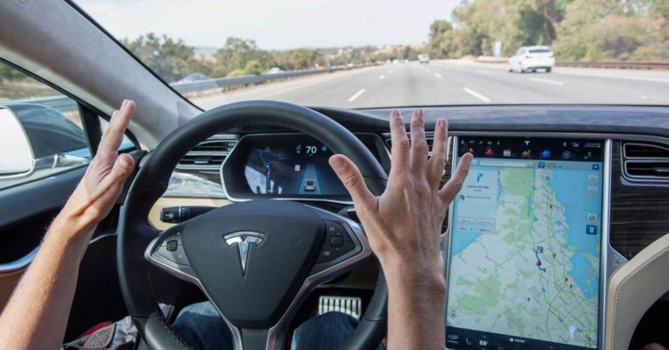 Создатель Swift ушел из Apple в Tesla. Фото.
