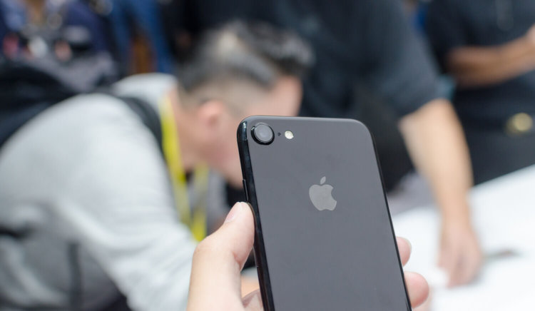 Новые iPhone подешевели в России. Фото.