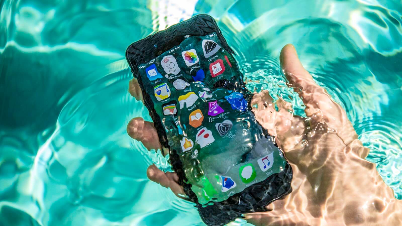Что если в камеру попала вода. Iphone 7 Водонепроницаемый. Смартфон в воде. Айфон под водой. Смартфон падает в воду.
