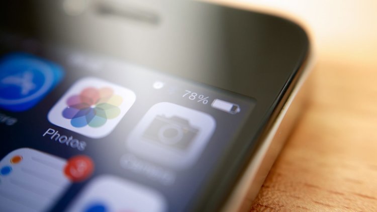 Apple не торопится решать проблему с аккумуляторами некоторых iPhone. Фото.