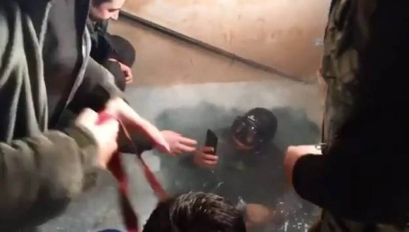 iPhone 7 пролежал ночь в ледяной воде и «выжил». iPhone 7 пролежал ночь в ледяной воде и «выжил». Фото.