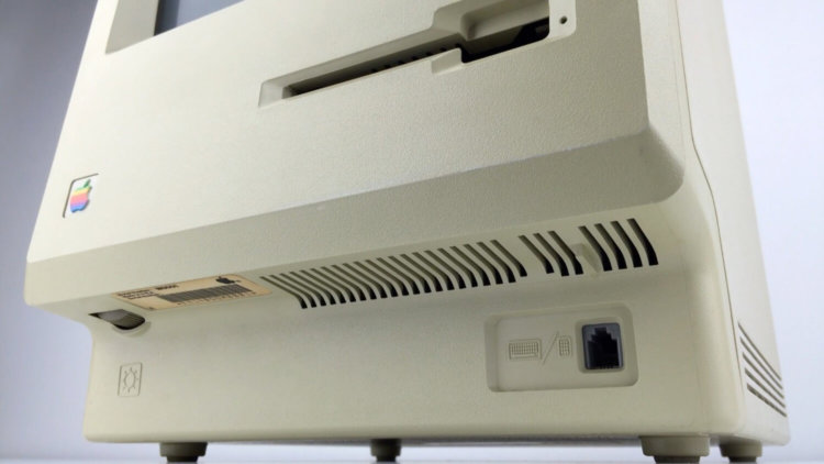 W3 Stand превращает Apple Watch в винтажный Macintosh. Фото.