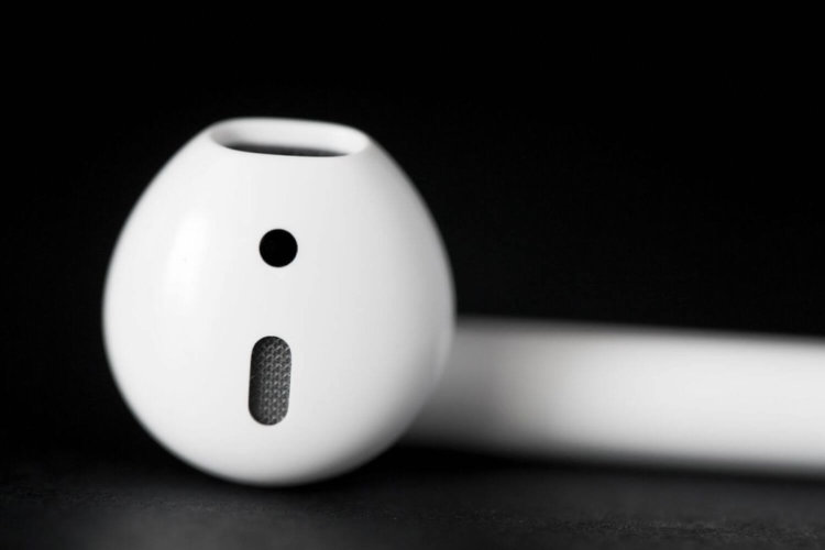 AirPods почти невозможно купить в России. Фото.