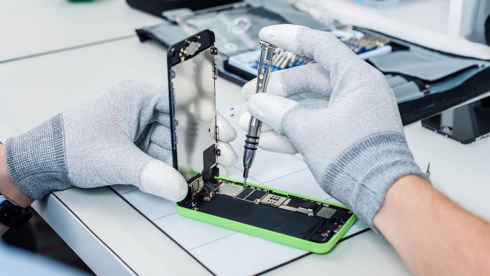 Apple не даст вам решать, где ремонтировать свой iPhone. Apple не даст вам решать, где ремонтировать свой iPhone. Фото.