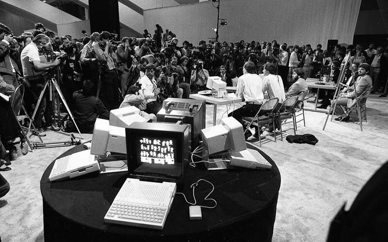 В Сеть попали редкие фотографии с презентации Apple IIc 1984 года. В Сеть попали редкие фотографии с презентации Apple IIc 1984 года. Фото.