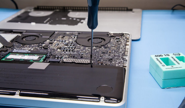Отвечает ModMac: замена батареи MacBook и проблема с отпечатком в iPhone. Фото.