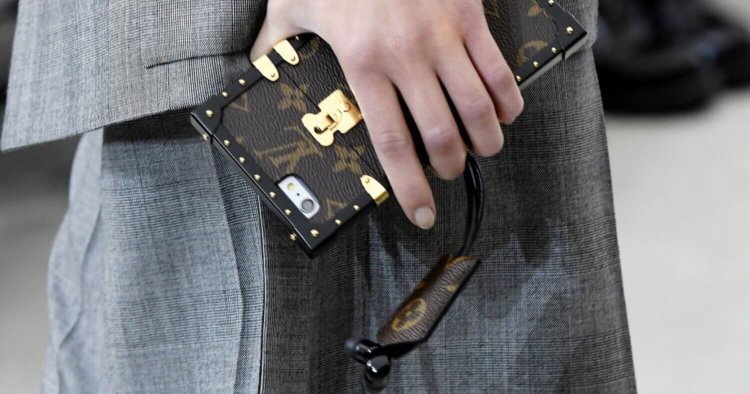 Новые чехлы от Louis Vuitton похожи на чемодан, а стоят 5 тысяч долларов. Фото.