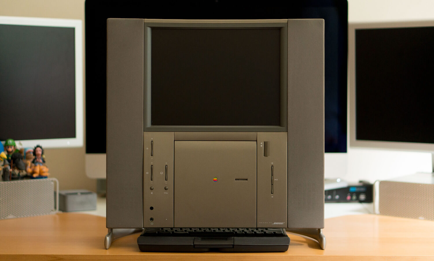 Подборка самых дорогих продуктов компании Apple. Юбилейный Macintosh (1997) — $ 7499. Подборка самых дорогих продуктов компании Apple. Юбилейный Macintosh (1997) — $ 7499. Фото.