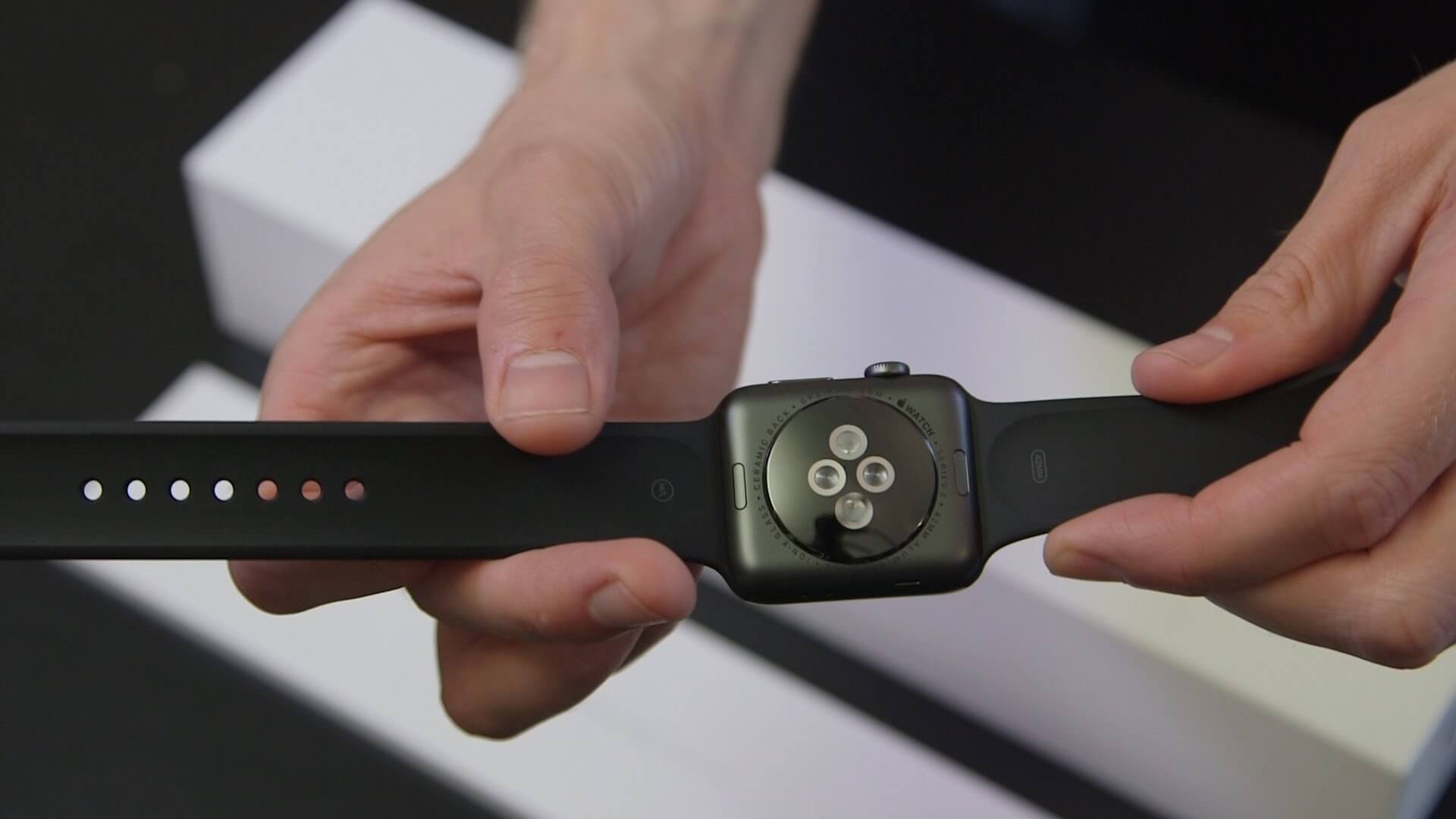 Apple обвиняют в краже технологии для датчика сердцебиения Apple Watch. Apple обвиняют в краже технологии для датчика сердцебиения Apple Watch. Фото.