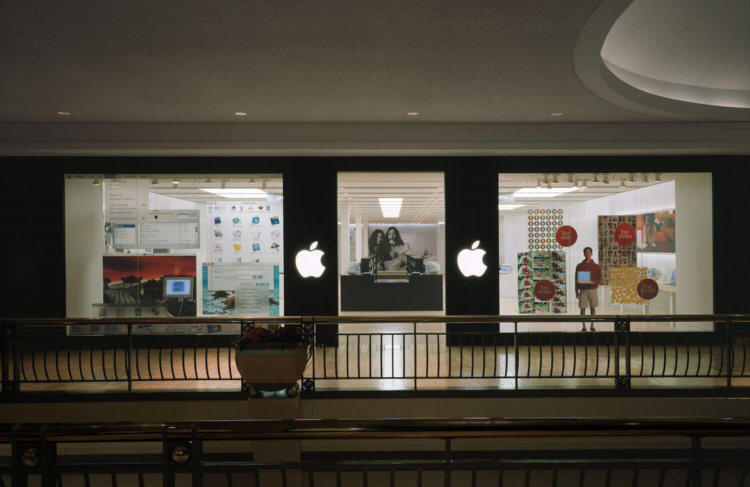 Розница Apple отмечает шестнадцатилетие. Фото.