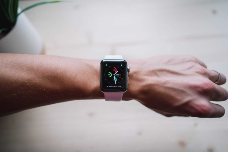 Новый iPhone может получить важную функцию Apple Watch Series 2. Фото.