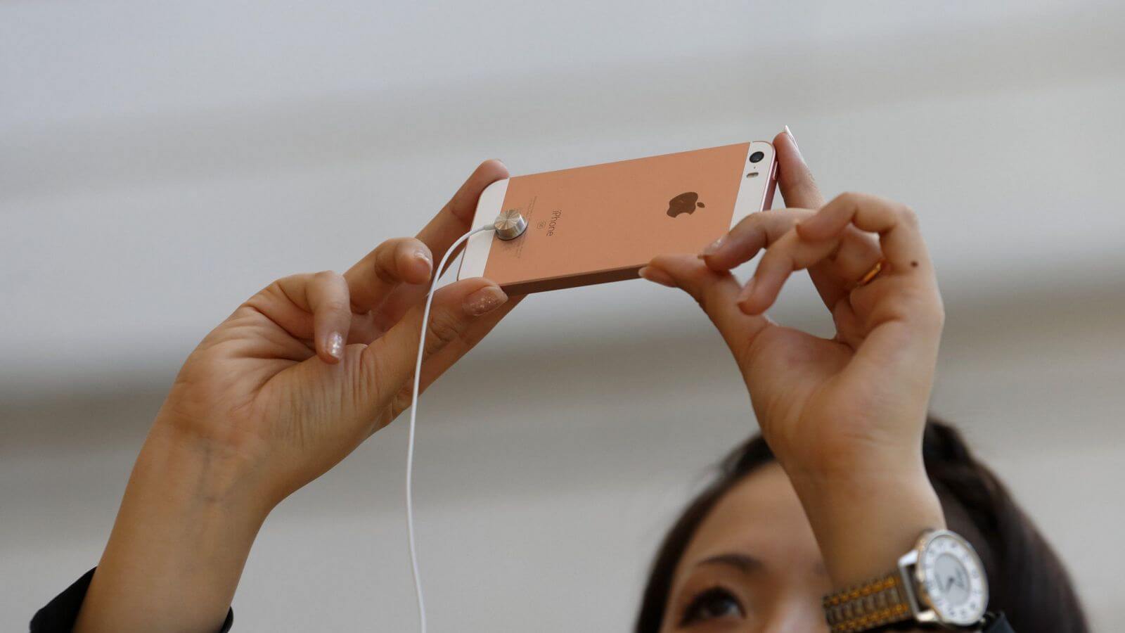 Потребители признали iPhone SE лучшим смартфоном на рынке. Потребители признали iPhone SE лучшим смартфоном на рынке. Фото.